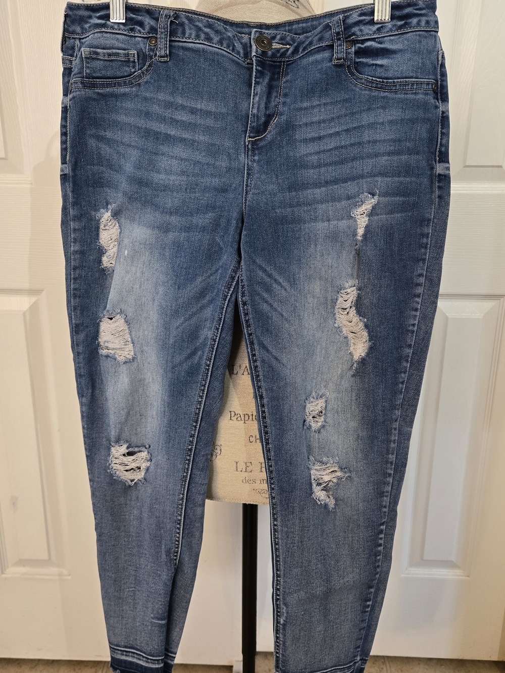 Maurices L-R Distressed Cropped Jeans High Rise Stretch Blue